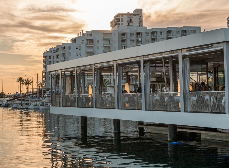 Fachada restaurante con vistas al mar