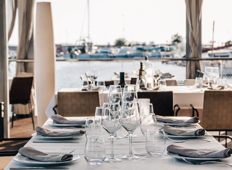 Mesa restaurante con el mar de fondo