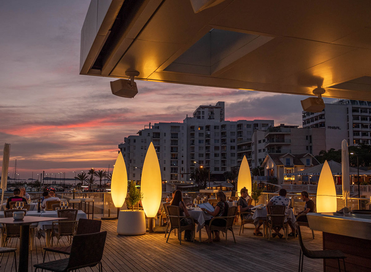 Terraza de no che con vistas al mar
