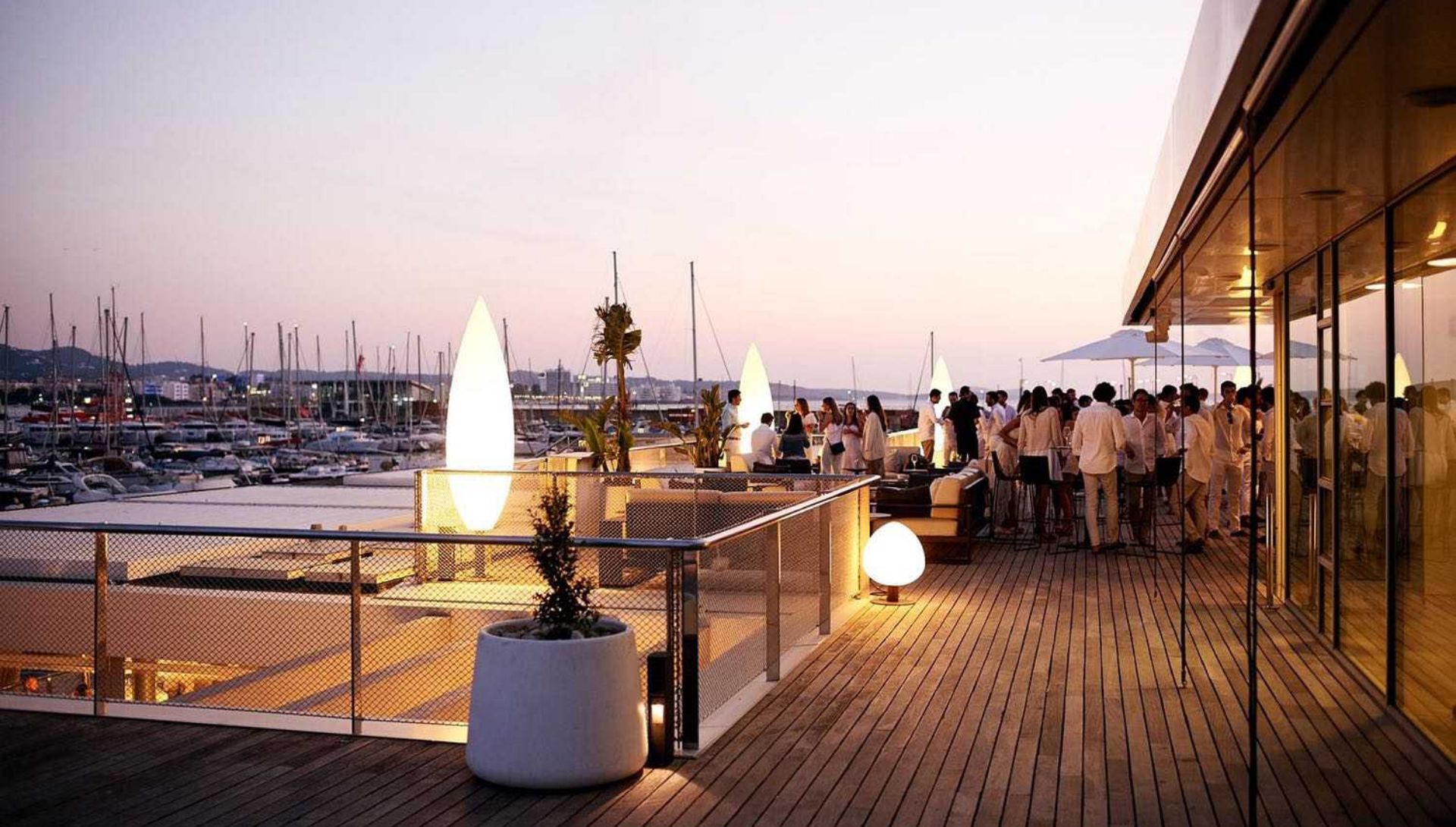 Terraza con gente en un evento
